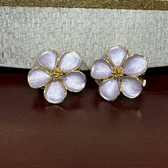 Lilac Enamel Camelia Flower Clip On Earrings Botanical Gold Plated Vtg - Picture 1 of 4